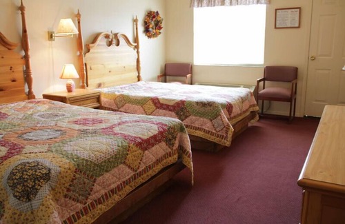 Dandridge Cabin | Groups, Family Reunions, Large Fellowship Hall, Kitchen, 16+ Rooms, Activities.