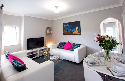 Basingstoke House | Grove Cottage by Owl Apartments