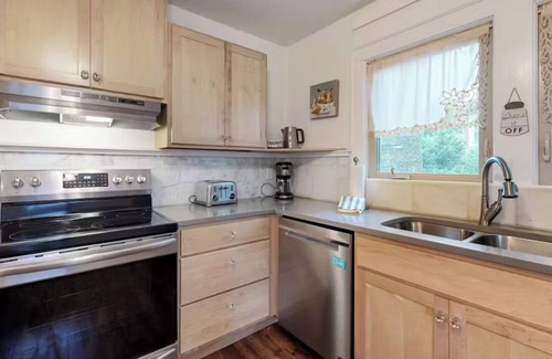 Weaverville House | Grove Cottage w Fire Pit, Walkable to Weaverville