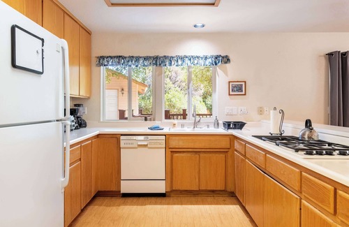 Groveland House | Groveland 2BR House with Hot Tub & Mountain Views