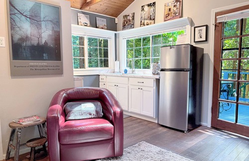 Guerneville Cottage | GuernevilleCottage~Relax & Rekindle in the Redwoods! FireTbl/HotTub/WiFi/Pup