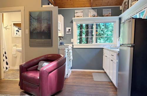 Guerneville Cottage | GuernevilleCottage~Relax & Rekindle in the Redwoods! FireTbl/HotTub/WiFi/Pup