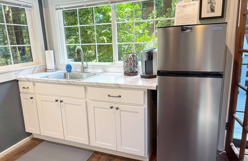 Guerneville Cottage | GuernevilleCottage~Relax & Rekindle in the Redwoods! FireTbl/HotTub/WiFi/Pup