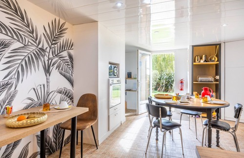 Saint-Michel-Mont-Mercure Bed & Breakfast | Guest Room 'Chambre Hortensias 6min Puy Du Fou' with Shared Garden and Wi-Fi