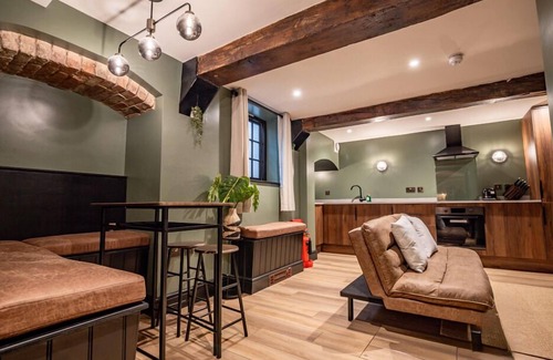 Worcester Apartment | Guest Homes | Shaw Street Mews Basement