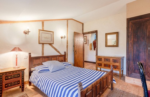 Landevieille Bed & Breakfast | Guest House 'Chambre Asie' with Shared Garden and Wi-Fi