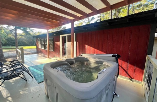 Kennard Cabin | GUEST HOUSE "GROOVY" PRIVATE HOT TUB ON DECK, WIFI, ROKU.