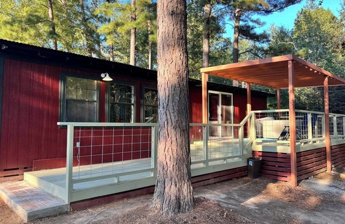 Kennard Cabin | GUEST HOUSE "GROOVY" PRIVATE HOT TUB ON DECK, WIFI, ROKU.