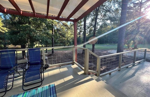 Kennard Cabin | GUEST HOUSE "GROOVY" PRIVATE HOT TUB ON DECK, WIFI, ROKU.