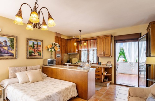 La Zubia House | Guest House "La Casita Del Laurel" with Mountain View, Shared Pool & Wi-Fi