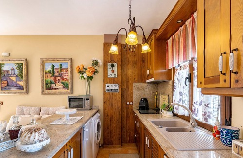 La Zubia House | Guest House "La Casita Del Laurel" with Mountain View, Shared Pool & Wi-Fi