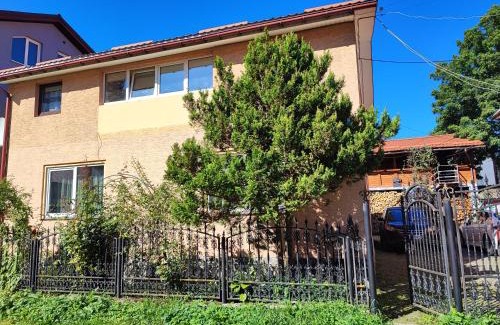 Yasinya House | Guest House Mandrivnyi Rooms&Apartments