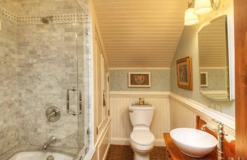Olmsted Falls House | Guest house on a Riverfront Estate