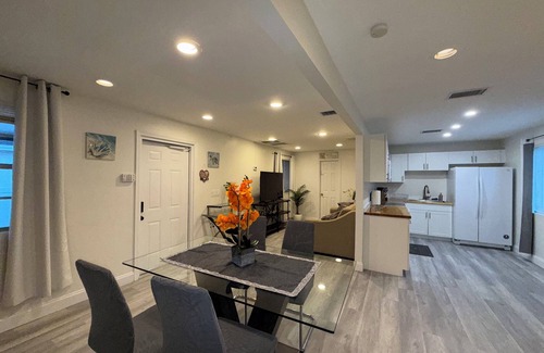 Mangonia Park House | Guest house West Palm Beach 2br/1.5 bath