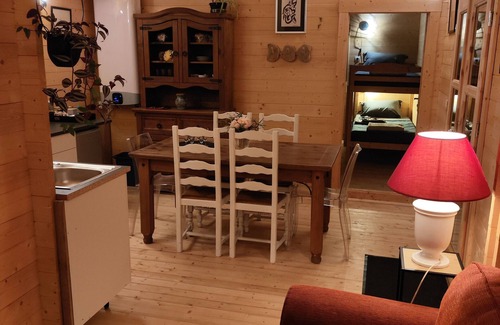 Varen Ski Chalet | Guest Room 'Au Chant Des Oiseaux - Mésanges -' in Varen, Wood-fired Pizza and Air Conditioning