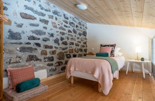 Saint-Pons Bed & Breakfast | Guest Room 'La Bergerie' with Mountain View, Shared Pool and Wi-Fi