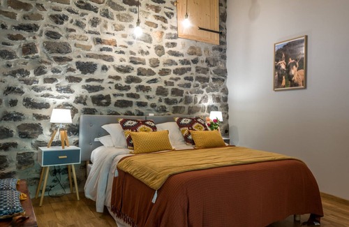 Saint-Pons Bed & Breakfast | Guest Room 'La Grange 2' with Mountain View, Shared Pool and Wi-Fi