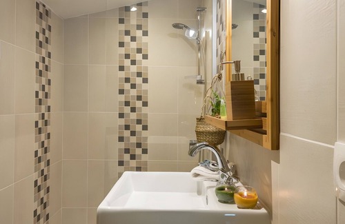 Saint-Pons Bed & Breakfast | Guest Room 'La Grange 2' with Mountain View, Shared Pool and Wi-Fi