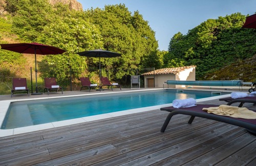 Saint-Pons Bed & Breakfast | Guest Room 'La Grange 2' with Mountain View, Shared Pool and Wi-Fi