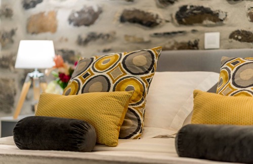 Saint-Pons Bed & Breakfast | Guest Room 'La Grange 1' with Mountain View, Shared Pool and Wi-Fi