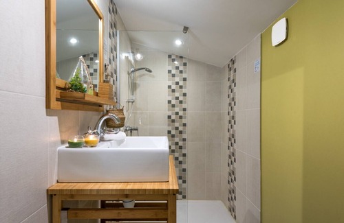Saint-Pons Bed & Breakfast | Guest Room 'La Grange 1' with Mountain View, Shared Pool and Wi-Fi