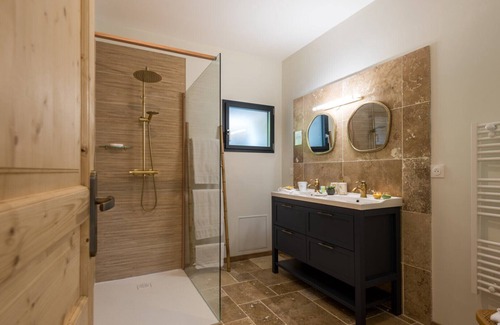 Saint-Pons Bed & Breakfast | Guest Room 'Le Grenier' with Mountain View, Shared Pool and Wi-Fi