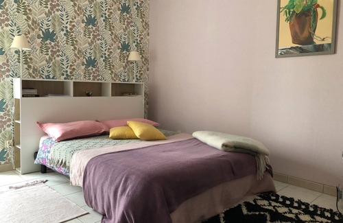 Durtal Bed & Breakfast | Guest Room 'Romantic' with Shared Garden and Wi-Fi