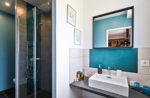 Arcangues Bed & Breakfast | Guest Room 'Txori Etxea - Red Room' with Pool, Breakfast, Terrace