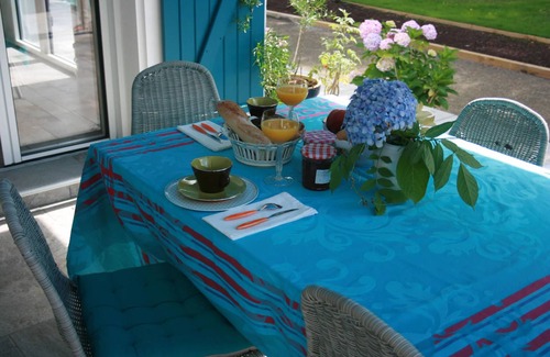 Arcangues Bed & Breakfast | Guest Room 'Txori Etxea - Red Room' with Pool, Breakfast, Terrace