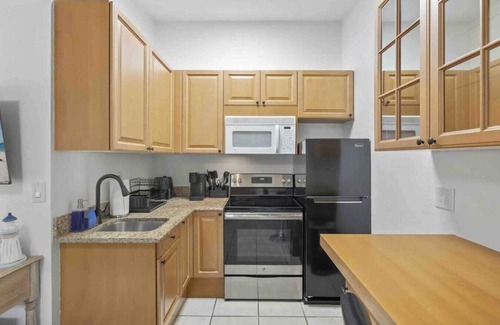 Naples Park Apartment | Guest Suite 1.8 miles to the beach in Naples Park