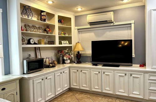 Katy House | Guest suite B - 1.2 mile to Katy Mills!
