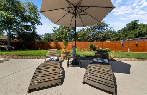 Castle Hills Apartment | Guest Suite +Swimming Pool by Airport