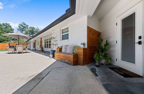 Castle Hills Apartment | Guest Suite +Swimming Pool by Airport