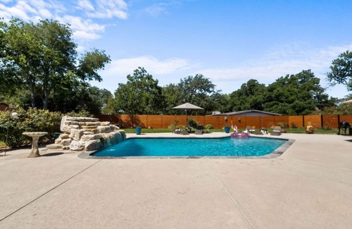 Castle Hills Apartment | Guest Suite +Swimming Pool by Airport