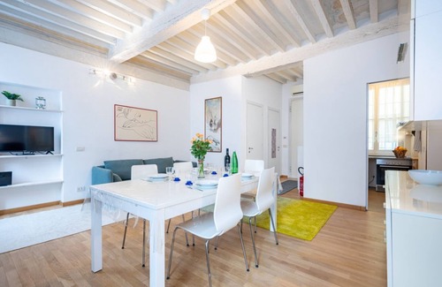 Parma City Centre Apartment | GuestHost- Elegant & Bright Flat in Parma Center