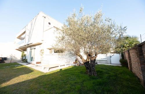 Noventa Padovana Villa | GuestHost- Exclusive Villa with Private Garden