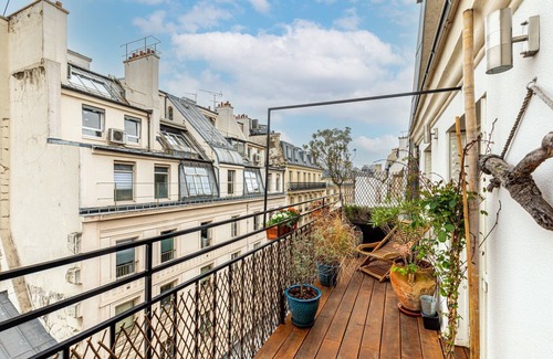 Quartier du Faubourg-Montmartre Apartment | GuestReady - Balcony Apt Stay