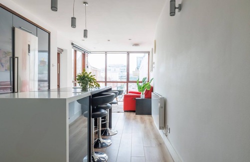Grand Canal Dock Apartment | GuestReady Essential - Elegant city stay in Dublin