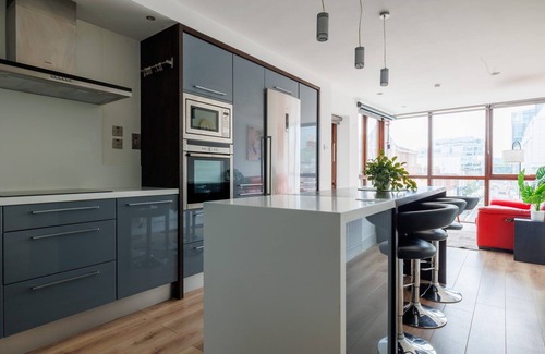 Grand Canal Dock Apartment | GuestReady Essential - Elegant city stay in Dublin
