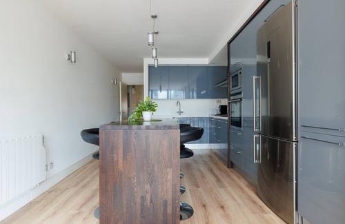 Grand Canal Dock Apartment | GuestReady Essential - Elegant city stay in Dublin