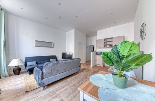 Republique - Tolstoi Apartment | GuestReady - Grey velvet in Villeurbanne