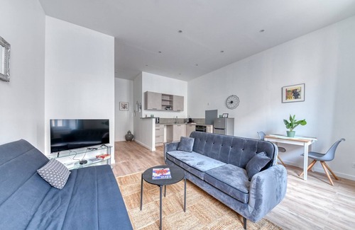 Republique - Tolstoi Apartment | GuestReady - Grey velvet in Villeurbanne