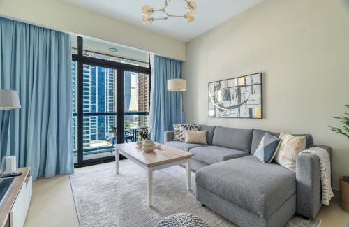 Jumeirah Lake Towers Apartment | GuestReady - Magnificent stay with lake view