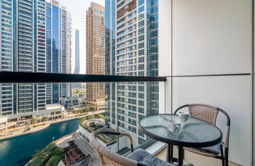 Jumeirah Lake Towers Apartment | GuestReady - Magnificent stay with lake view