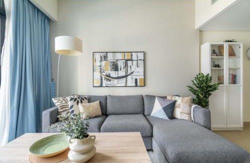 Jumeirah Lake Towers Apartment | GuestReady - Magnificent stay with lake view