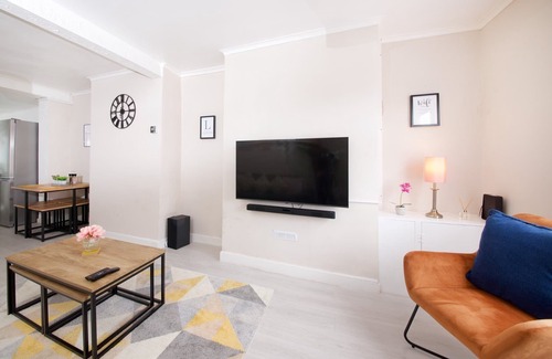 Liverpool Apartment | GuestReady - Modern 2BR Home by Anfield Stadium