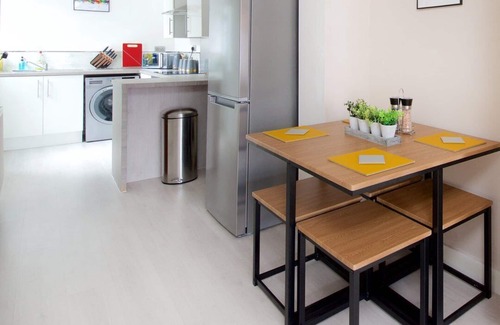 Liverpool Apartment | GuestReady - Modern 2BR Home by Anfield Stadium