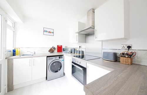 Liverpool Apartment | GuestReady - Modern 2BR Home by Anfield Stadium