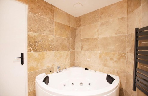 Quartier de la Porte-Saint-Denis Apartment | GuestReady - Studio with Jacuzzi in the 10 th