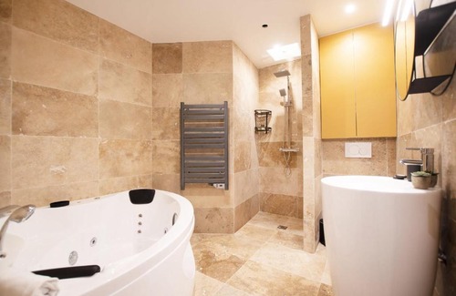 Quartier de la Porte-Saint-Denis Apartment | GuestReady - Studio with Jacuzzi in the 10 th